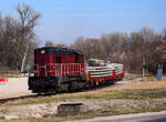 Die T448 P119 (ist ein Mietlok von Continental Railway Solution) mit einem V-HÍD Betonbodenzug aus Lábatlan in Richtung Almásfüzítő bei Dunaalmás.