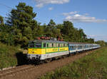 Die GySEV V43 430 324 hat den Bahnhof der  berühmte Porzellanstadt Herend mit dem D9006 bereits verlassen, nächster Halt Szentgál.