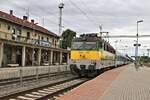 Elektrolok 430330 der Raaber Bahn steht hier am 12.7.2022 um 09.12 Uhr mit einem Interregio abfahrbereit am Bahnsteig im Bahnhof Szentgotthard.