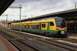 Der Triebzug 435 508, ein Flirt 3 der GySEV, steht am 02.10.2022 zur Fahrt als Zug 9915 abfahrbereit im Bahnhof Sopron. Für die 82 km bis Györ benötigt der Zug 82 Minuten, ein sehr guter Wert für eine Regionalbahn. 