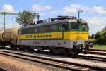 Lok 430 323 wartet in Csorna auf die Weiterfahrt. Csorna, 17.6.2023