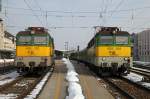 430 325 und 430 324 nebeneinander in Gyr am 18.02.2013.