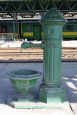 Brunnen mit Eigentumsmerkmal am Bahnsteig 4/5 des Bf. Sopron. Bild vom 02.Mrz 2013.