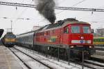 Mit einer pechschwarzen Rauchwolke verlässt GYSEV-Ludmilla 651 002 mit IC915 (Szombathely - Budapest) am 4.02.2014 den Ausgangsbahnhof des Zuges.Auf dem Nebengleis wartet die 431 283 mit ihrem