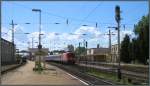 Der Blick auf das Empfangsgebäude am Bahnhof von Komárom am 21.Mai 2014. Die Raaberbahn der GySEV (Győr-Sopron-Ebenfurti Vasút), wartet auf ihre Ausfahrt in Richtung Budapest.Links im Bild wartet ein Talent Triebwagen auf die Ausfahrt nach Székesfehérvár.