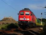 GySEV 651 008 (ex. DR 132 682 / 232 682) mit dem Saison-Schnellzug 19804 von Keszthely kurz nach Sümeg. Links von der Lok ist die Burg von Sümeg zu sehen.
Sümeg, 01.08.2015.