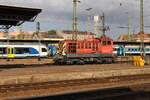 Am herbstlichen 18.10.2021 verschiebt die 448  421 im Bahnhof Budapest Keleti pu.