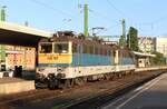 Im letzten Abendlicht am 4.6.2022 bespannt die 433 197 sowie die 433 153 der ungarischen Staatsbahn den D19718 im Bahnhof Budapest Déli und machen sich anschließend auf den Weg nach