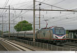 Am 13 Mai 2018 durchfährt die Siemens ACS-64 Nr. 609 der Amtrak mit einen Personenzug den Bahnhof Linden in New Jersey. Eine der nächsten Stationen wird der Big Apple, New York, sein.