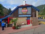 Bahnhof der Manitou and Pikes Peek Railway in Manitou Springs Colorado am 16.9.2017 kurz vor Einstellung der auf 4300m Höhe führenden Zahnradbahn. Da sowohl das Rollmaterial als auch die Strecke verschlissen waren, erfolgte von 2018-2021 eine komplette Rekonstruktion. Das Zahnstangensystem wurde dabei auch von Abt auf Strub geändert und die Dieseltriebwagen von SLM durch moderne Kompositionen von Stadler ersetzt.