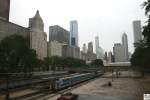 Electric MU # 754 der  Metra  steht vor der Kulisse von Chicago, Illinois in der Van Buren Street Station. Leider war das Wetter am 14. September relativ feucht, wodurch der Himmel auch recht wolkenverhangen war.