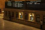 Blick auf einen der zwei zentralen Verkaufsschalter im Bahnhof  Grand Central Station  - darüber die zu den Firmen gehörigen Abfahrtsmonitore.