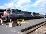 1.9.2005 Springfield, MA. Connecticut Southern (GE B39-8E / Dash 8-39BE) + Connecticut Southern (GE B39-8E (Dash 8-39BE)vor einem Gterzug in Richtung New Haven, CT.