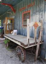 18.6.2012 Copake Falls, NY an der ehemaligen Harlem Line New York City / Grand Central Terminal - Chatham, NY. Das Stationsgebäude ist heute ein kleiner Tante Emma - Laden mit einigen Utensilien aus der alten Eisenbanzeit als Deko. Auf dem stillgelegten Abschnitt Chatham - Wassaic (1972) wurde teilweise ein Radweg errichtet. (Harlem Valley Rail Trail) 