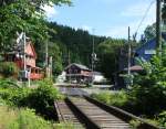18.6.2012 West Cornwall, CT. Flussberquerung und Empfangsgebude aus nrdlicher Richtung. Die Housatonic Railroad Company betreibt diesen Teil der Berkshire Line mit einigen Zgen pro Tag.