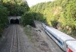 28.6.2012 Garrison, NY. Ein Regionalzug nach Poughkeepsie bei der Ausfahrt. Die Strecke am Hudson war eine der vielbefahrensten in den USA. Als 2 Gleise nicht mehr reichten, wurde viegleisig ausgebaut, was hier gut erkennbar ist.