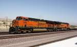 Die zwei BNSF Loks ziehen einen leeren Flachwagenzug in den Betriebsbahnhof Barstow.
Aufgenommen Vor Barstow am 6.5.2012