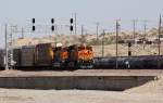 Der BNSF Zug fhrt in das Rangierfeld des Bahnbetriebswerkes in Barstow ein.
Aufgenommen am Nachmittag im Bahnhof Barstow am 6.5.2012.