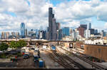 Am 26.09.2022 ist Amtrak P42DC 57 verlässt Chicago Union Station mit dem Texas Eagle und konnte hier bei W 18th St, Chicago, USA aufgenommen werden
