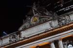 Blick auf das Figuren-Ensemble (Merkur, Herkules und Minerva) und die Uhr über dem zentralen Eingangsportal des Bahnhofs  Grand Central Station .