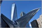 World Trade Center Station - PATH - The Port Athority Trans-Hudson of NY and NJ. Unweit des One World Centers und Ground 0 Memorial wurde der 4 Milliarden $ teure Bahnhof nach Plänen vom spanischen Architekten Santiago Calatrava (Zürich Stadelhofen) errichtet. Die gigantische Bahnhofhalle, Oculus genannt, beherbergt auch eine unzählige Zahl von Einzelhandelsgeschäften. Die PATH Gesellschaft, zum Teil unterirdisch, verbindet Manhattan mit den Stadtteilen westlich des Hudson River. (06.10.2017)