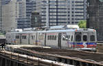 Silverliner IV SEPTA 856, Ausfahrt aus dem Bahnhof Philadelphia 30th Street Station, obere Platform, Zielrichtung Innenstadt (Center City).
