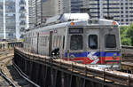 Silverliner IV SEPTA 872, Ausfahrt aus dem Bahnhof Philadelphia 30th Street Station, obere Platform, Zielrichtung Innenstadt (Center City).