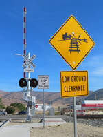 Nicht alltägliches Schild bei einem Bahnübergang im Städtchen Tehachapi.