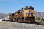 Ostwärts fahrender UP-Güterzug befährt einen Bahnübergang im Städtchen Tehachapi. Tehachapi, CA, 29.9.2022
