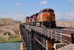 Ein Containerzug fährt über die Brücke über den Colorado River an der Grenze Kalifornien/Arizona Richtung Osten. Topock, AZ, 30.9.2022