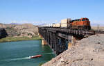 Diese Schlusslok schiebt ihren Zug über die Brücke über den Colorado River an der Grenze Kalifornien/Arizona Richtung Westen.