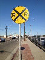 Dieses Hinweisschild fr einen Bahnbergang befindet sich unweit des Flughafens von LA.