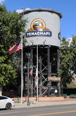 Alter Wasserturm an der Hauptstrasse im Städtchen Tehachapi.