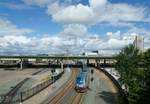 Am 21.5.2019 verließ Amtraks Zug Nr. 5, der California Zephyr den Bahnhof von Sacramento mit etwa eineinviertel Stunden Verspätung. Noch in der Bahnhofsausfahrt unterquert die Strecke die Interstate 5. Zuglok war P42DC Nr. 136. Etwa zwei Stunden später wird der aus Chicago kommende Zug sein Ziel in Emeryville erreichen, wo Anschluss mit dem Bus nach San Francisco besteht. Am linken Bildrand sind die Anlagen der Southern Pacific Shops zu erkennen, welche heute zum California State Railroad Museum gehören.