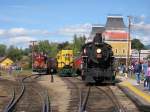 18/9/2010 findet Conway Scenic Railroad Railfan Weekend statt.  Hier gibt's 0-6-0 #4740 mit GP-35 #216 und GP-7 #573 neben den North Conway Bahnhof.