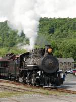 Nachdem sie ihren Zug zusammen gestellt hat, rckt EBT #15 mit lautem Pfeifen zum Bahnhof vor (Orbisonia, PA, 6.6.09).