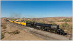 Union Pacific No 4014 Big Boy fährt bei den 150 Jahr Feierlichkeiten der Transkontinental Eisenbahn dem  The Great Race Across the Southwest  von Yuma nach Casa Grande.