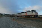 Am Abend des 24.5.2019 zog CalTrain F40PH-2 917 den Limited-Stop-Zug 288 von der 4th & King street station in San Francisco nach Tamien. Im letzten Tageslicht hat der Zug gerade die Station Bayshore durchfahren. Da die Strecke des CalTrain derzeit elektrifiziert wird, sind die Tage der F40PH gezählt