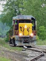 Eine GP-11, #8702 der Pittsburgh & Ohio Central, fhrt am Pennsylvania Trolley Museum vorbei (Washington, PA, 8.6.09) 