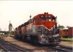 Bangor and Aroostook GP38 #86 und andere Loks wartet 15/6/1991 in Northern Maine Junction, Bangor Maine.  Der alten Kohlenturm steht dahinter.