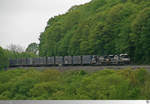 Am 19. Mai 2018 befördern die beiden Norfolk Southern Maschinen 1106 (EMD SD70ACe)  und 9951 (GE C40-9W) einen Müllzug über die Hufeisenkurve (Horseshoe Curve) Richtung Altoona, Pennsylvania.