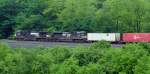 Einen leichten Containerzug ziehen diese beiden Dieselloks #9424 und #2773 die Horseshoe Curve hoch (5.6.09). Obwohl sie sich sehr hnlich sehen, sind es mit GE C40-9W und EMD SD70M-2 doch vllig verschiedenen Loks.