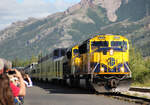 Super Fotosujet f�r die Touristen: ARR-Lok 4321 f�hrt vor imposanter Bergkulisse mit dem s�dw�rts fahrenden 'Denali Star' im Bahnhof im Denali NP ein.