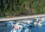 Als Schlussbild unserer Alaska-Reise habe ich diese Aufnahme gew�hlt: ARR-Lok 4328 f�hrt morgens um 6 Uhr in den Bahnhof Whittier ein. Das Foto wurde vom 12. Deck des Kreuzfahrtschiffes 'Island Princess' aus gemacht. Mit der Bahn durch Alaska: wirkli ...