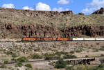Etwas südöstlich von Kingman, AZ, bietet die Historic Route 66 sehr gute Fotostellen in der fantastischen Landschaft: Drei BNSF-Loks ziehen einen Güterzug in der roten Felswüste ostwärts. Kingman, AZ, 30.9.2022