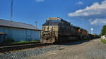 Am Train-Spotting Häuschen (Rail-View-Plattform im Victory Park) in Vermilion, Ohio, kam mir die   NS 4022 (AC44C6M) und BNSF 5611 (AC44CW) mit einem gemischten Güterzug entgegen.