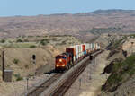 Dieser Güterzug hat vor wenigen Augenblicken die Staatsgrenze Arizona/Kalifornien überquert und fährt nun westwärts Richtung Needles, CA.