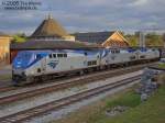 Amtrak Lok 192, 155 und 191 ziehen am 16.10.2005 ihren Expresszug von Washington nach Chicago, hier bei einem Halt in Martinsburg.