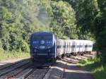 28.6.2012 Garrison, NY. Eine Genesis DualModus Lok schiebt einen Regionalzug der Metro North Richtung NYC.