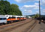 6-2004, Danbury, CT - Railroad Museum. 2 Genesis Loks im New Haven Look vor einem Sonderzug von Metro North